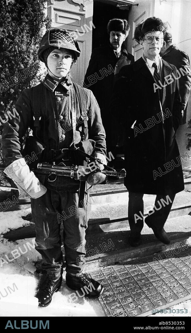 EKSJÖ 1987-03-07.. På vakt för statsministern. Ingvar Carlsson (s) på valturné i Eksjö med besök på I12. *** Local Caption *** GP Foto: Magnus Sundberg / Kamerareportage / TT / Kod: 2524.