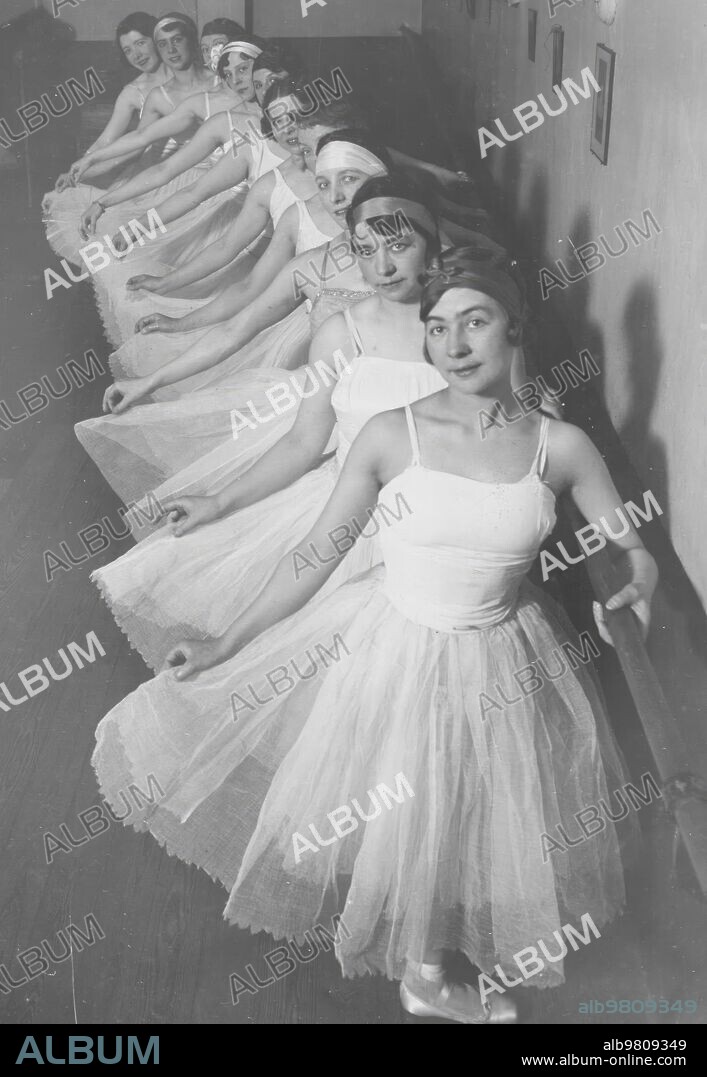 1950. Dancers on the bar ready to start class.