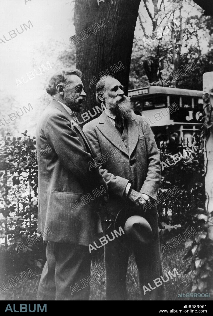 Orig. bildtext... DER GRÖSSTE FRANZÖSISCHE BILDHAUER IN BERLIN Die Berliner Kunstwelt hat einen hohen Besuch bekommen: Aristide Maillol, der berühmte Führer der französischen Plastik ist in Berlin eingetroffen, und zwar zum ersten Male. B.z. links den grossen deutschen Bildhauer Ernst Barlach und rechts den französischen Meister Aristide Maillol in der Galerie Flechtheim in Berlin. Anm. E Barlach, 1870-1938, tysk skulptör, tecknare och författare. A Maillol, 1861-1944, fransk målare och skulptör. Skulptörer Bildhuggare Skägg Profiler Möten Besök Besökare CD522 persons: ERNST BARLACH;ARISTIDE MAILLOL sites: BERLIN;TYSKLAND;FRANKRIKE*.