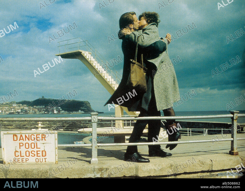 JEREMY IRONS in A CHORUS OF DISAPPROVAL, 1988, directed by MICHAEL WINNER. Copyright HOBO/CURZON/PALISADES.