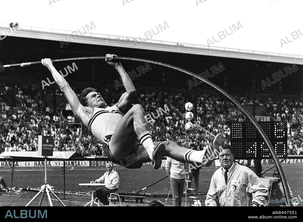 Kjell Isaksson hade världsrekordet i stavhopp utomhus under några månader 1972. Han hade världsrekordet inomhus i tre omgångar 1970-1972. Han innehade Europarekordet åren 1972 till 1975 och det svenska rekordet 1968 till 1983. Han vann tio SM i stav. Han tog silver i ute-EM 1969 och två silver vid EM inomhus 1970 och 1971.. Foto: NTB / kod 200.