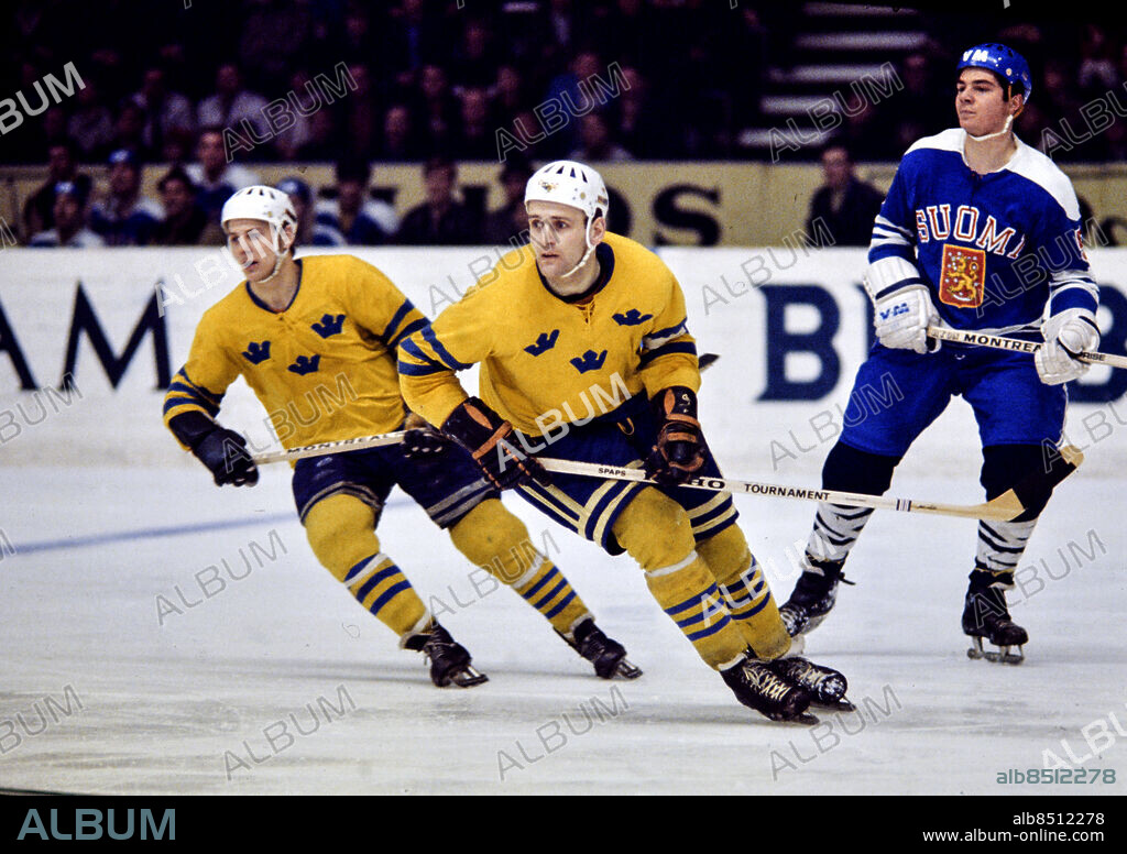 STOCKHOLM 1969 MARS. Tre Kronors Lars-Göran Nilsson och Ulf Sterner i aktion i matchen mellan Sverige och Finland i ishockey-VM i Stockholm i mars 1969.. Foto: Jan Delden / EXP / TT / Kod: 10. **AFTONBLADET OUT**.