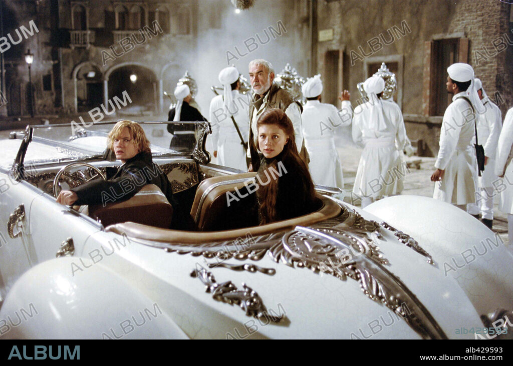 PETA WILSON, SEAN CONNERY and SHANE WEST in THE LEAGUE OF EXTRAORDINARY GENTLEMEN, 2003, directed by STEPHEN NORRINGTON. Copyright 20TH CENTURY FOX / VOLLMER, JURGEN.