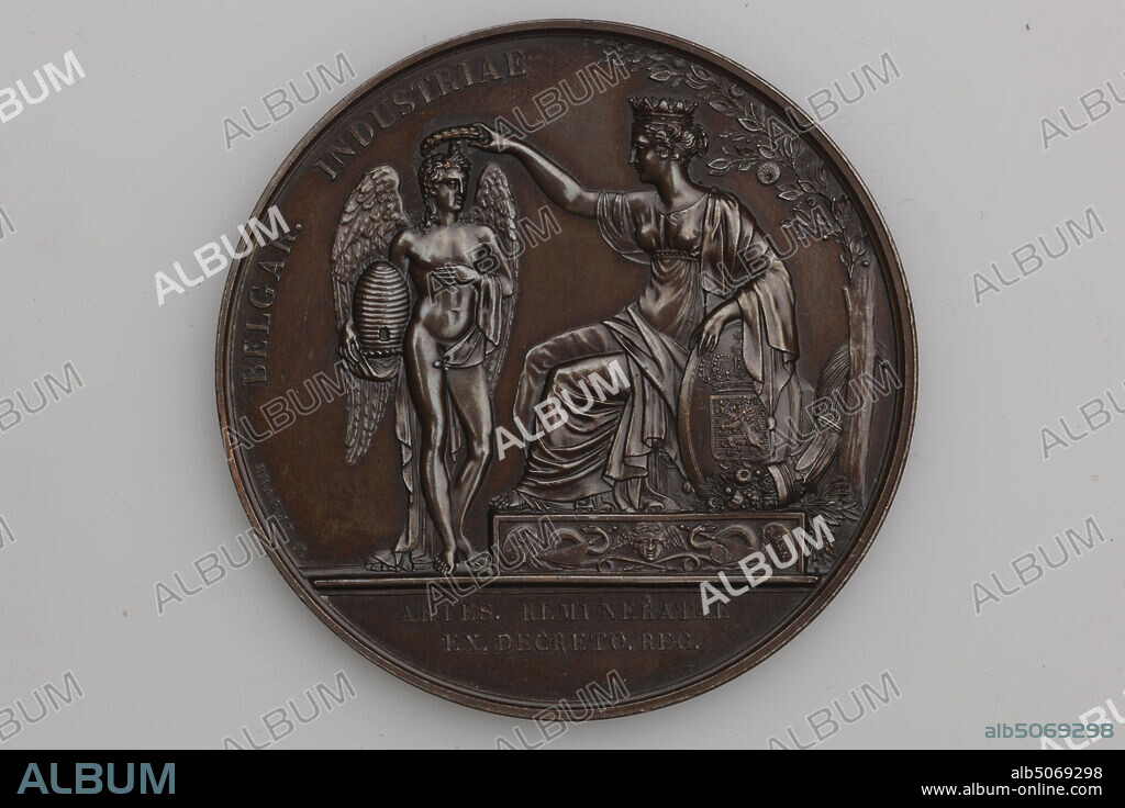 prize medal, Joseph Pierre Braemt, 1825, minted, General: 5.8 x 0.4cm (58 x 4mm), Weight: 92g, personification, Silver prize medal from a Belgian industry exhibition in 1825. Embossed on the front the image of a seated woman with a crown on her head and her arm leaning on a shield. She puts a laurel wreath on the head of an angel standing in front of her. The angel has a beehive on his arm. Below the picture the text: ARTES. REMUNERATAE EX. DECRETO. REG. In small letters in the border: BREAMT P. In a partial caption the text: BELGAR. INDUSTRIAE. On the back a flower border with the inscription in the middle: J. SCHELTEMA JANSZ. LEYDEN HAARLEM 1825, 2000.