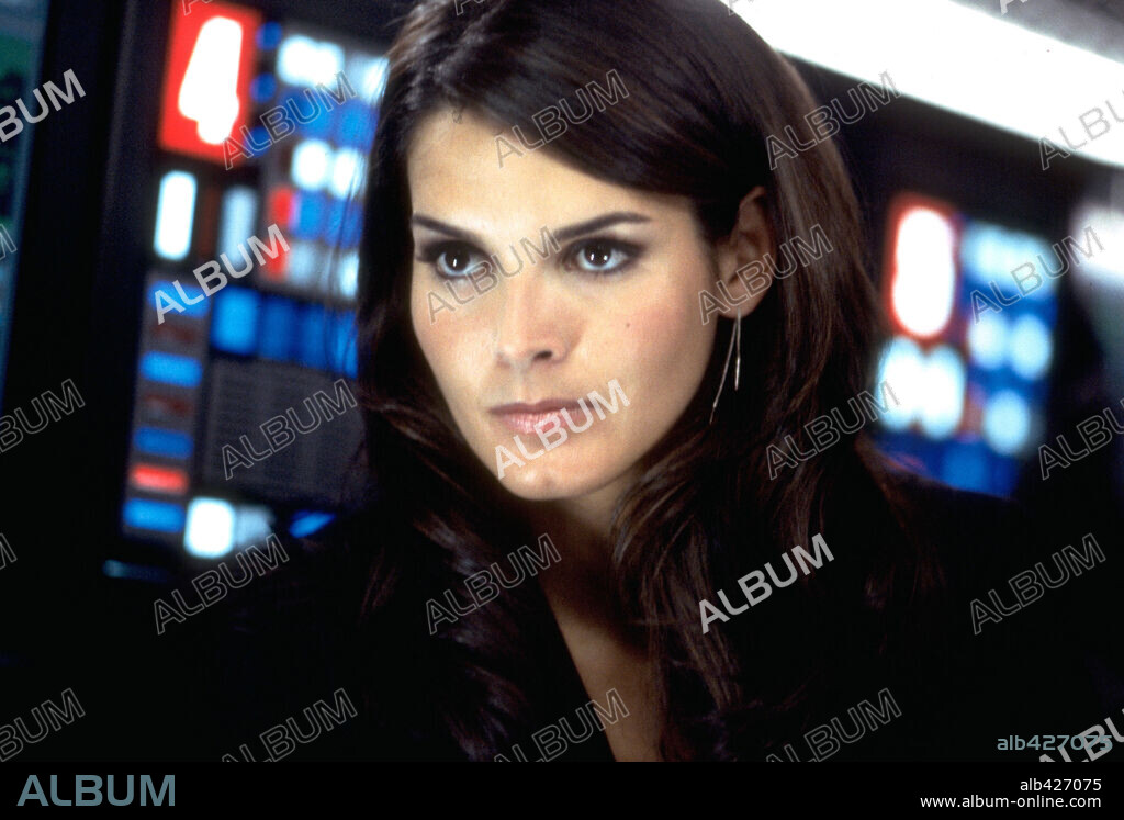 ANGIE HARMON in AGENT CODY BANKS, 2003, directed by HARALD ZWART. Copyright METRO GOLDWYN MAYER.