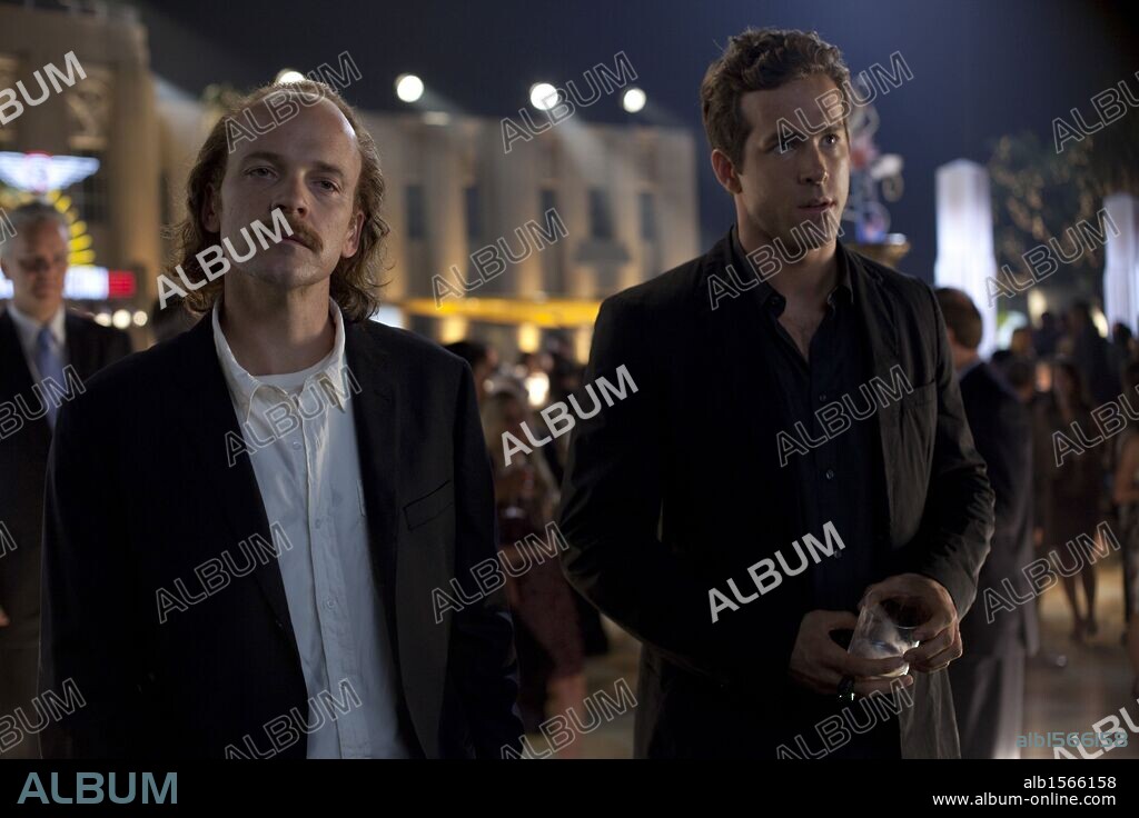 PETER SARSGAARD and RYAN REYNOLDS in GREEN LANTERN, 2011, directed by MARTIN CAMPBELL. Copyright WARNER BROS. PICTURES.