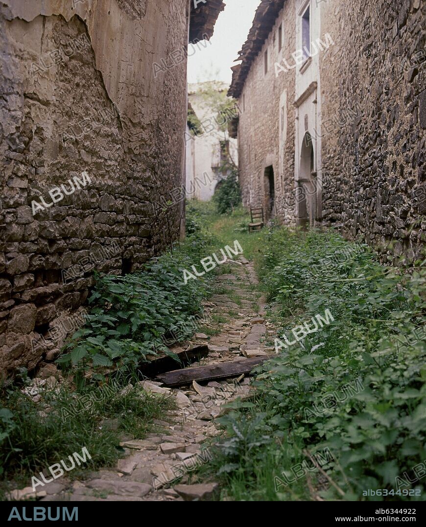 CALLE DE RUESTA PUEBLO ABANDONADO EN EL AÑO 1959 POR LA CONSTRUCCION DEL EMBALSE DE YESA.
