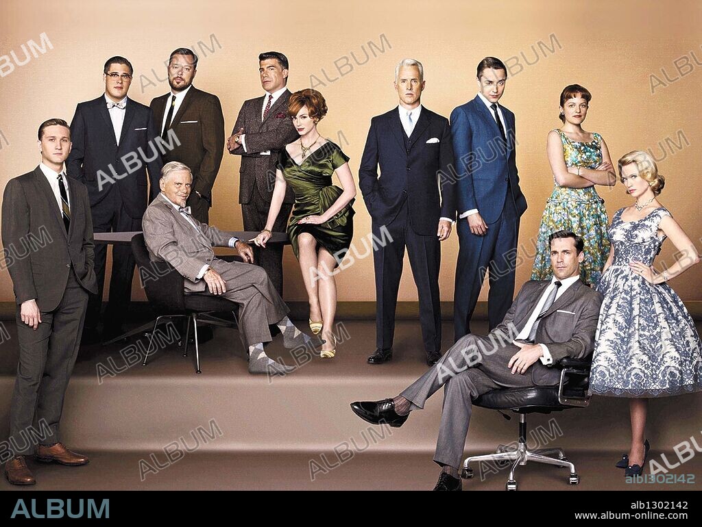 AARON STATON, BRYAN BATT, CHRISTINA HENDRICKS, ELISABETH MOSS, JANUARY JONES, JOHN SLATTERY, JON HAMM, MICHAEL GLADIS, RICH SOMMER, ROBERT MORSE and VINCENT KARTHEISER in MAD MEN, 2007, directed by TIM HUNTER. Copyright AMERICAN MOVIE CLASSICS (AMC)/RADICAL MEDIA.