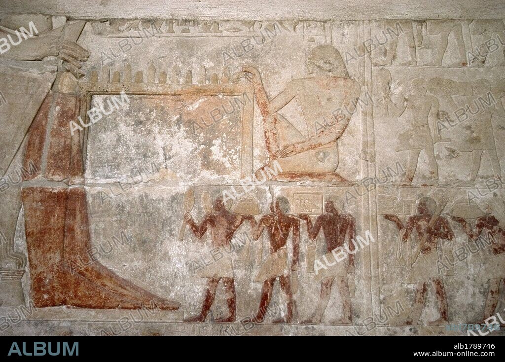 ARTE EGIPCIO. EGIPTO. MASTABA DE MERERUKA o MERI (MERA). Tumba familiar de un alto funcionario de la VI DINASTIA del IMPERIO ANTIGUO. Con una única entrada el interior de sus paredes se encuentran ricamente decoradas con RELIEVES menfitas, muchos de ellos, con restos policromados. Relieve con la representación de un juego de mesa. NECROPOLIS DE SAKKARA.
