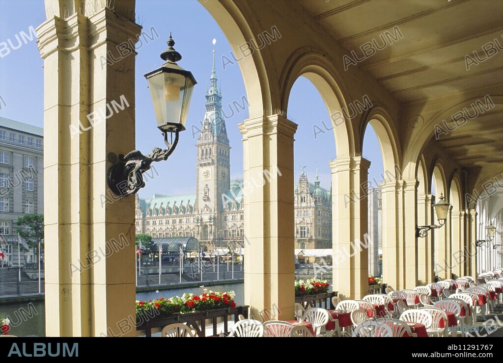 Alsterarkaden and Town Hall, Hamburg, Germany, Europe.