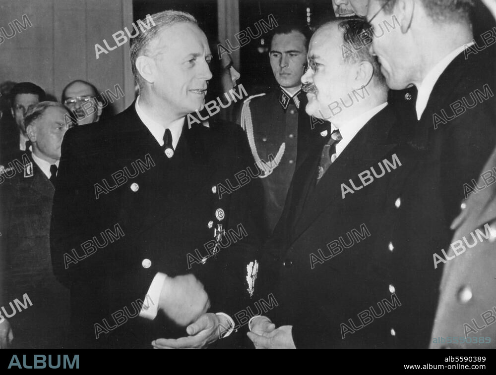 Berlin, 13. November 1940. Besuch des sowjet. Außenministers Wjatscheslaw M. Molotow in Berlin /. Reichsaußenminister Joachim von Ribbentrop gibt einen Empfang im Hotel "Kaiserhof". Ribbentrop und Molotow im Gespräch. Foto.