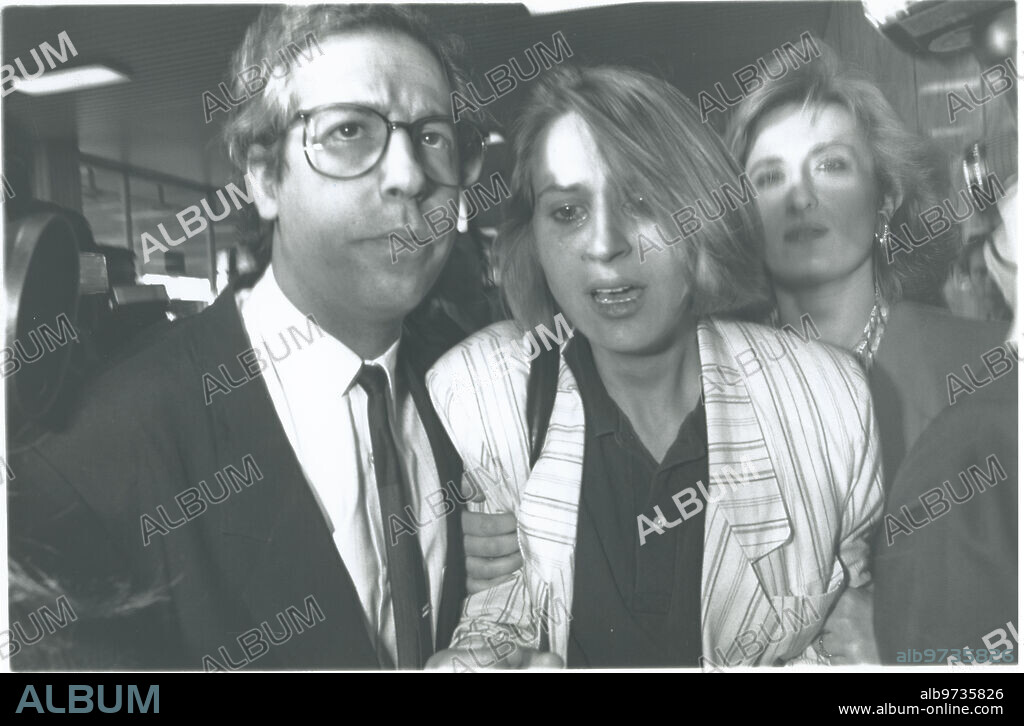 Madrid, 08/05/1989. Neus Soldevilla «La dulce Neus», llega a España procedente de Ecuador, en cumplimiento de la extradición acordada entre las dos naciones. En la imagen, la hija no puede llegar a acceder a abrazar a su madre, ya que cerca de un centenar de informadores se abalanzaron sobre la detenida, nada más aparecer en la terminal.