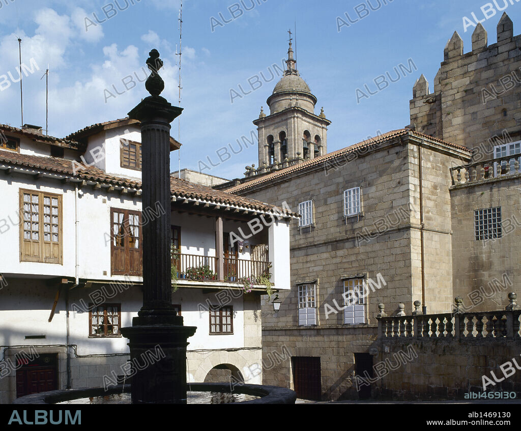 COMUNIDAD GALLEGA. OURENSE. Vista parcial de la PLAZA DEL TRIGO, con una fuente en su centro. A la derecha de la imagen, la fachada sur de la catedral. España.