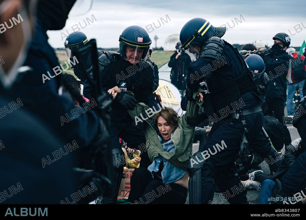 EMMANUELLE BERCOT in GOLIATH, 2022, directed by FREDERIC TELLIER. Copyright Gapbusters / Single Man Productions.