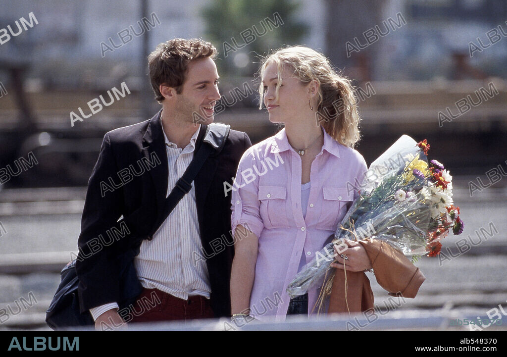 ALESSANDRO NIVOLA and JULIA STILES in CAROLINA, 2003, directed by MARLEEN GORRIS. Copyright BREGMAN-IAC/CAROL BAUM/THE PITT GROUP/MIRAMAX/SCREENLAND MOV.