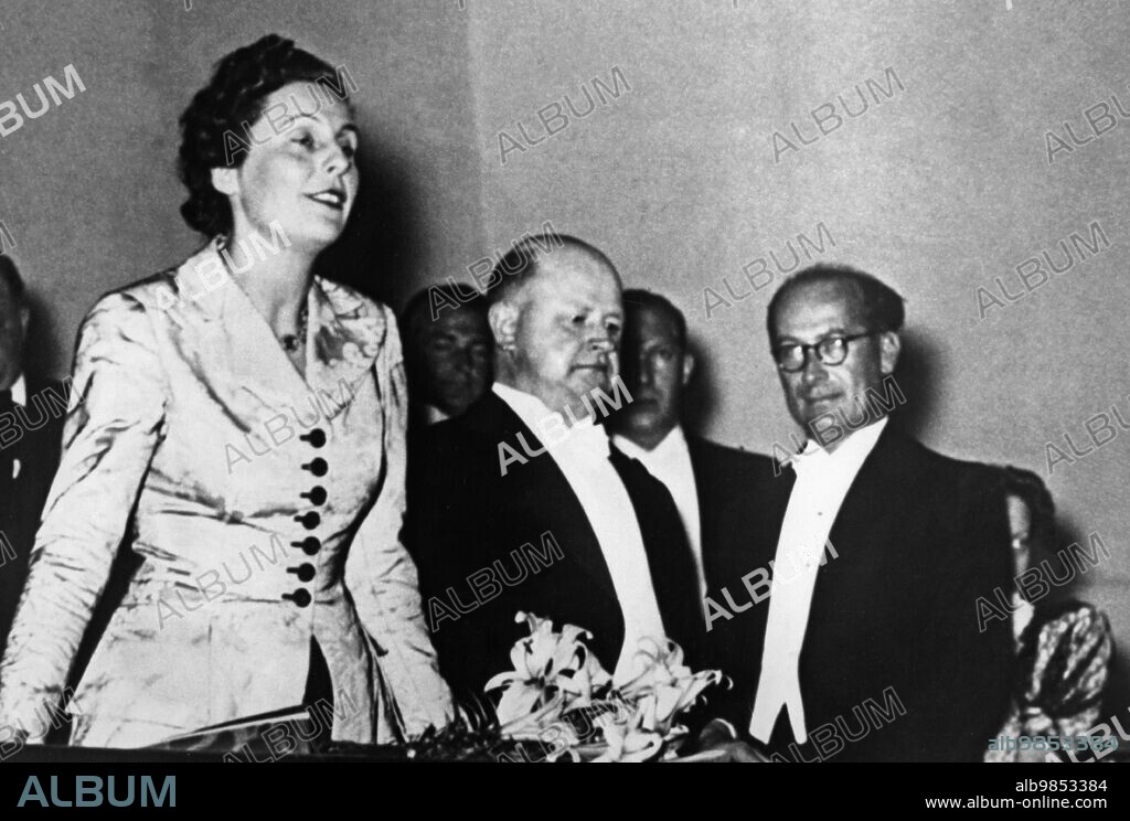 On the occasion of the first showing of German films in the International Cinema on the grounds of the World's Fair, a German film evening was organized. On the left, guest of honor Leni Riefenstahl, in the center the president of the Reichsfilmkammer Dr. Oswald Lehnich. [automated translation].