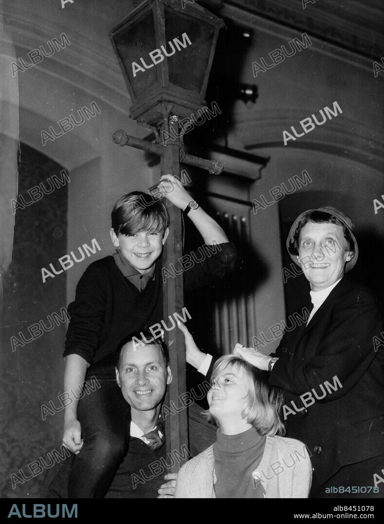 Astrid Lindgrens bok Mästerdetektiven Blomkvist i teaterversion på Malmö Stadsteater 1964. Curt Spångberg spelar polisen här med rollfigurerna Eva-Lotta och Kalle själv på axlarna. Lindgren Astrid författare Böcker. Teater Pjäser Mästerdetektiven Blomkvist 1964. Spångberg Curt skådespelare Scen. (c) Gösta Carnsten / Sydsvenskan / IBL.