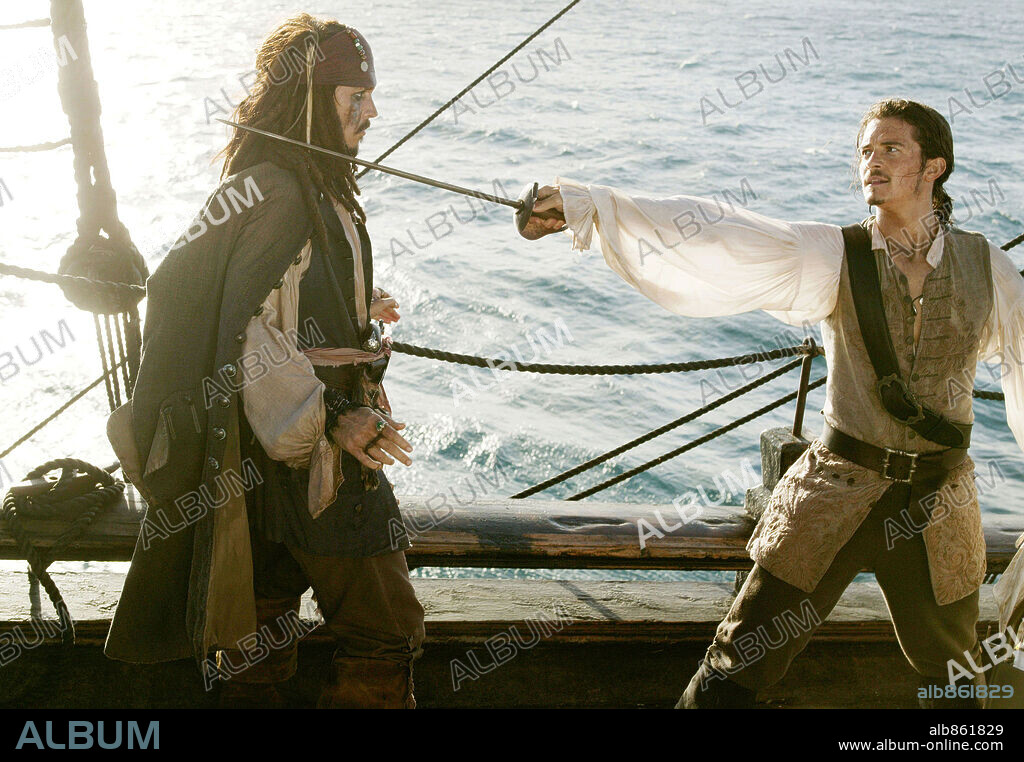 JOHNNY DEPP und ORLANDO BLOOM in PIRATES OF THE CARIBBEAN: DEAD MAN'S CHEST, 2006, unter der Regie von GORE VERBINSKI. Copyright DISNEY ENTERPRISES / MOUNTAIN, PETER.