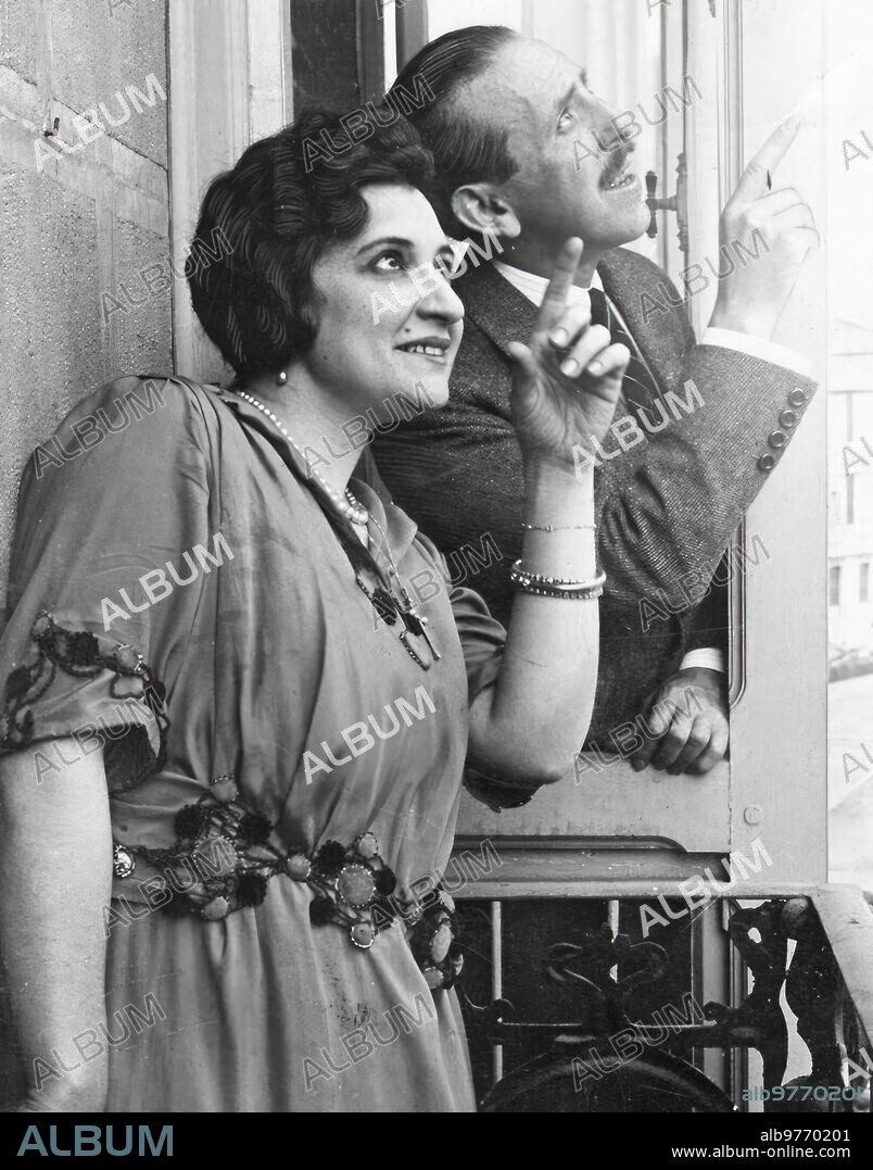 17 septiembre 1918. San Sebastian. Actrices que Veranean. María Palou Celebrando una Interviu con López-Montenegro.