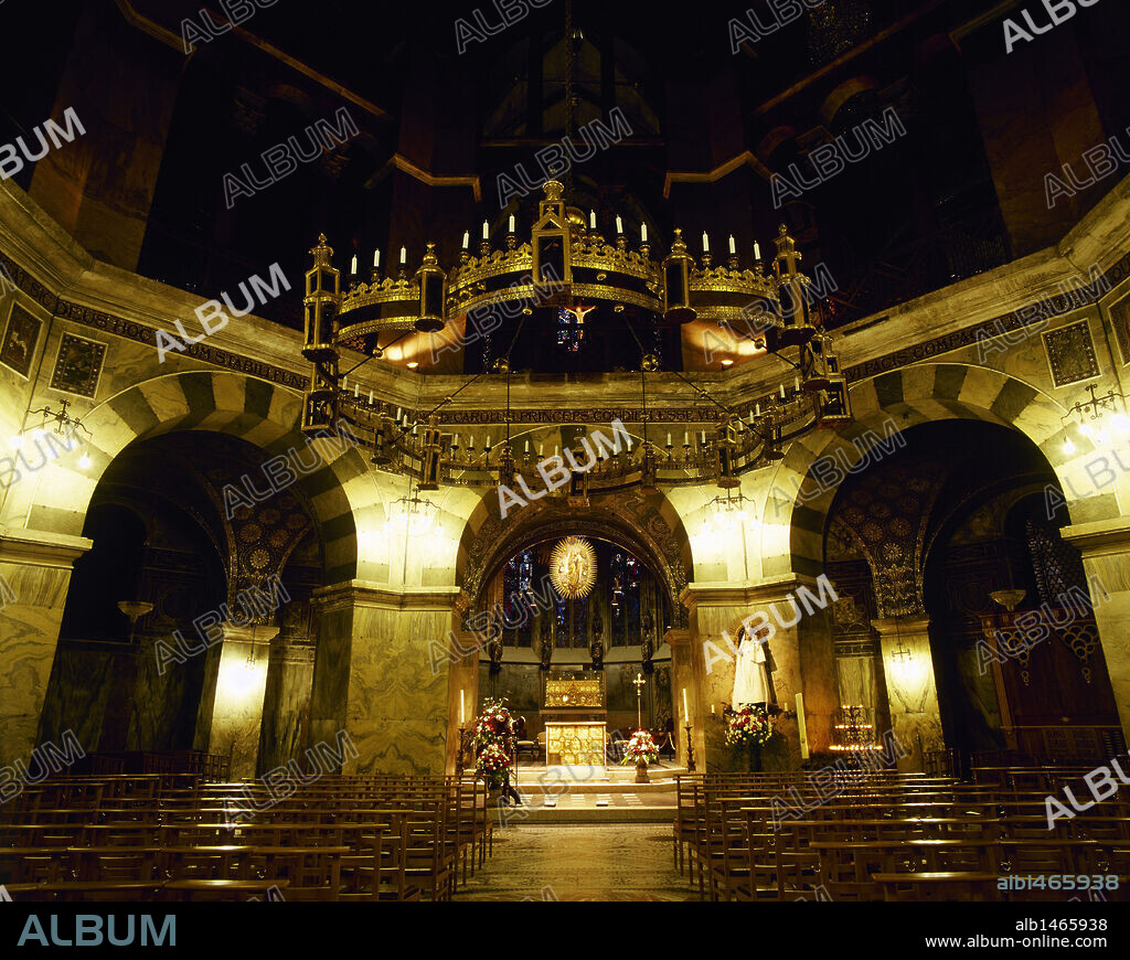 ARTE PRERROMANICO-CAROLINGIO. ALEMANIA. CAPILLA PALATINA DE AQUISGRAN (s. IX). Obra del arquitecto Eudes de METZ. Fue iniciada en el 790 y consagrada por León III en la Epifanía del año 805. Presenta planta octogonal cubierta por una cúpula. Vista del interior. AQUISGRAN. Alemania. Europa.