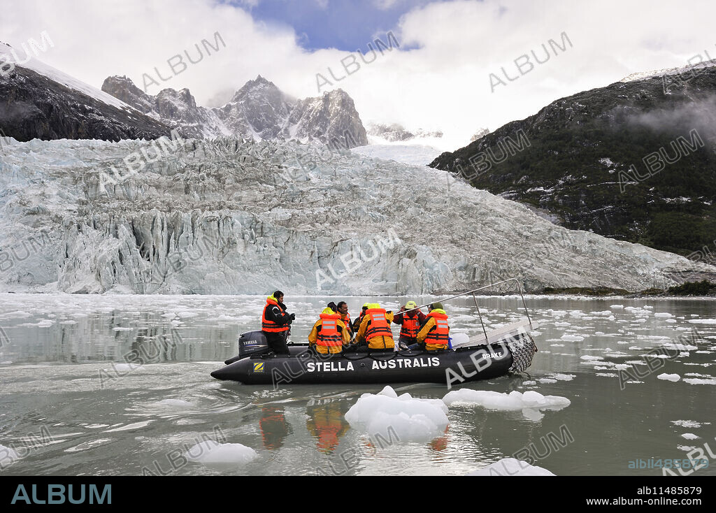 Excursion with zodiac around the Pia Glacier, Cordillera Darwin, Northeast branch of the Beagle Channel, Tierra del Fuego, Patagonia, Chile, South America.