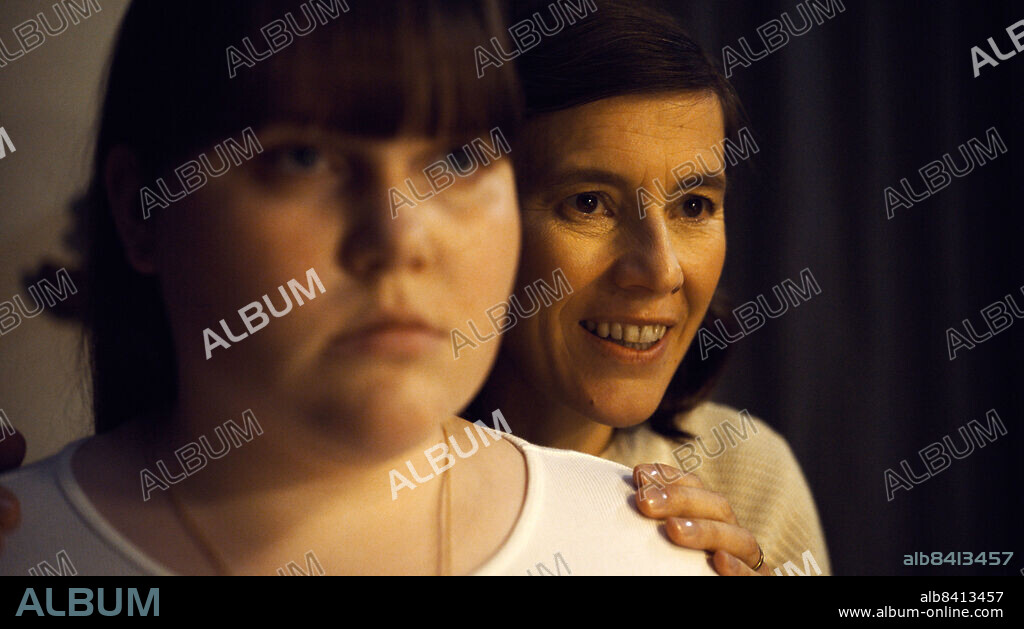 NINA KATLEIN et PIA HIERZEGGER dans FAMILY DINNER, 2022, réalisé par PETER HENGL. Copyright Capra Film / Film AG Produktion.