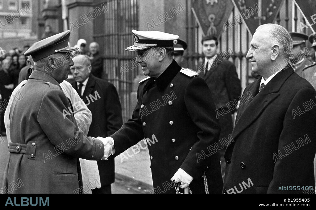 Francisco Franco Bahamonde (1892-1975) saludando al almirante Luis Carrero Blanco (1904-1973), junto al ministro de asuntos exteriores Alberto Martín Artajo (1905-1979), asistiendo a una misa en honor de la patrona de infantería. Madrid, 1969.