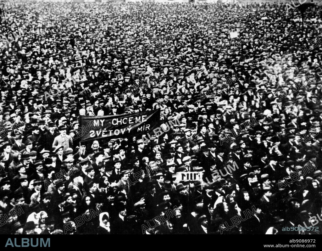 WW1/ Czechoslovakia, Prague: Anti-war demonstration in Kladno; banner has the slogan "We want world peace". October 14th 1918.