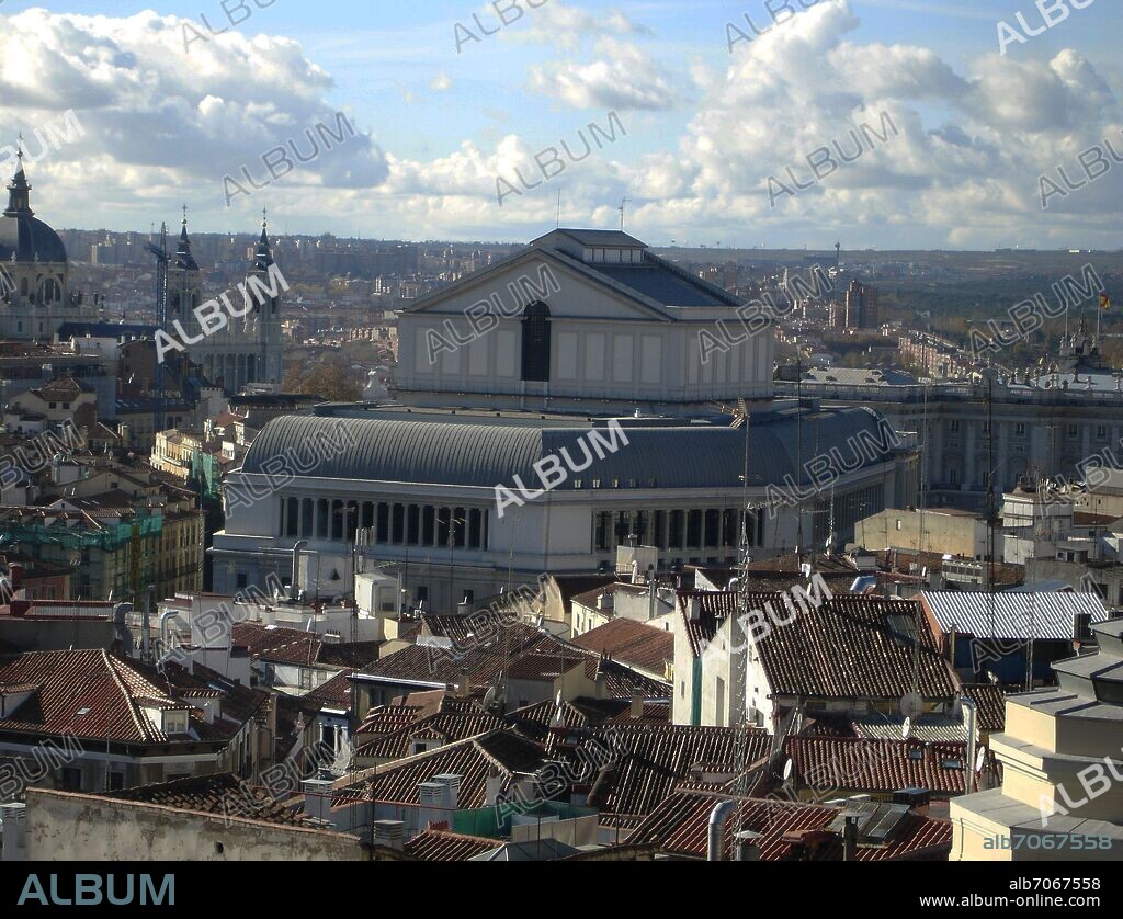 VISTA ELEVADA DEL TEATRO REAL DE MADRID CON LA CATEDRAL DE LA ALMUDENA Y EL PALACIO REAL AL FONDO.