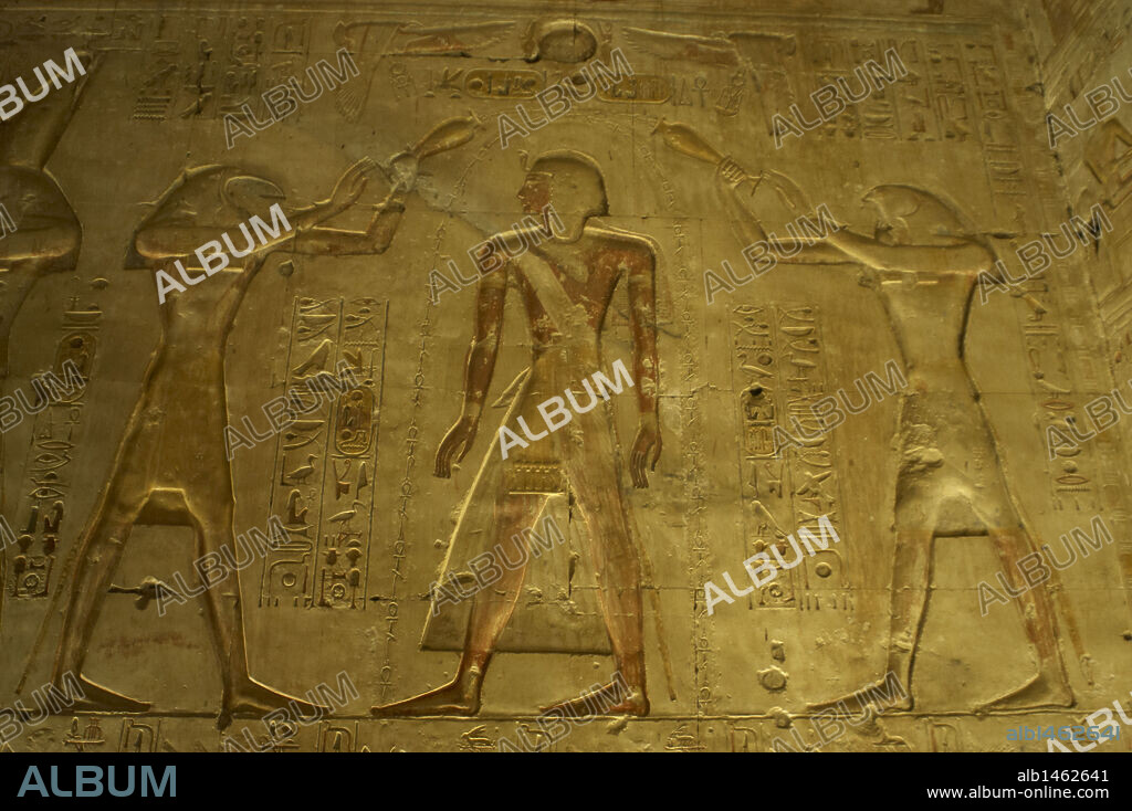 ARTE EGIPCIO. EGIPTO. TEMPLO DE SETI I en ABIDOS (ABYDOS). Mandado construir por el faraón de la Dinastía XIX del Imperio Nuevo, y terminado por su hijo Ramses II. Relieves con la representación de RAMSES II PURIFICADO POR THOTH Y HARSIESE. Abidos. Egipto. Norte de Africa.