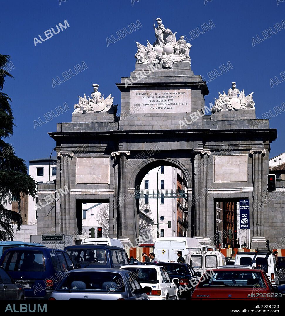ANTONIO LÓPEZ AGUADO. PUERTA DE TOLEDO RESTAURADA - VALLAS DE OBRAS EN LA PARTE BAJA - 1827.