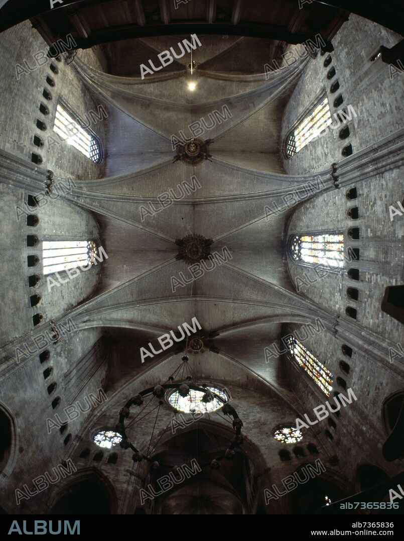 VISTA DE LAS BOVEDAS GOTICAS DE LA CATEDRAL DE GERONA - SIGLO XIV.