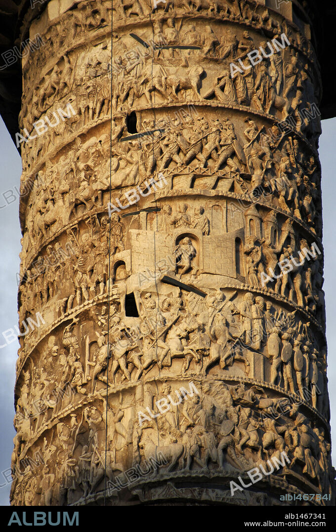 ARTE ROMANO. ITALIA. COLUMNA DE MARCO AURELIO. Decorada con relieves que narran las victorias del emperador Marco Aurelio (121-180) contra los germanos. Erigida en su honor en el año 180. Piazza Colonna. ROMA.