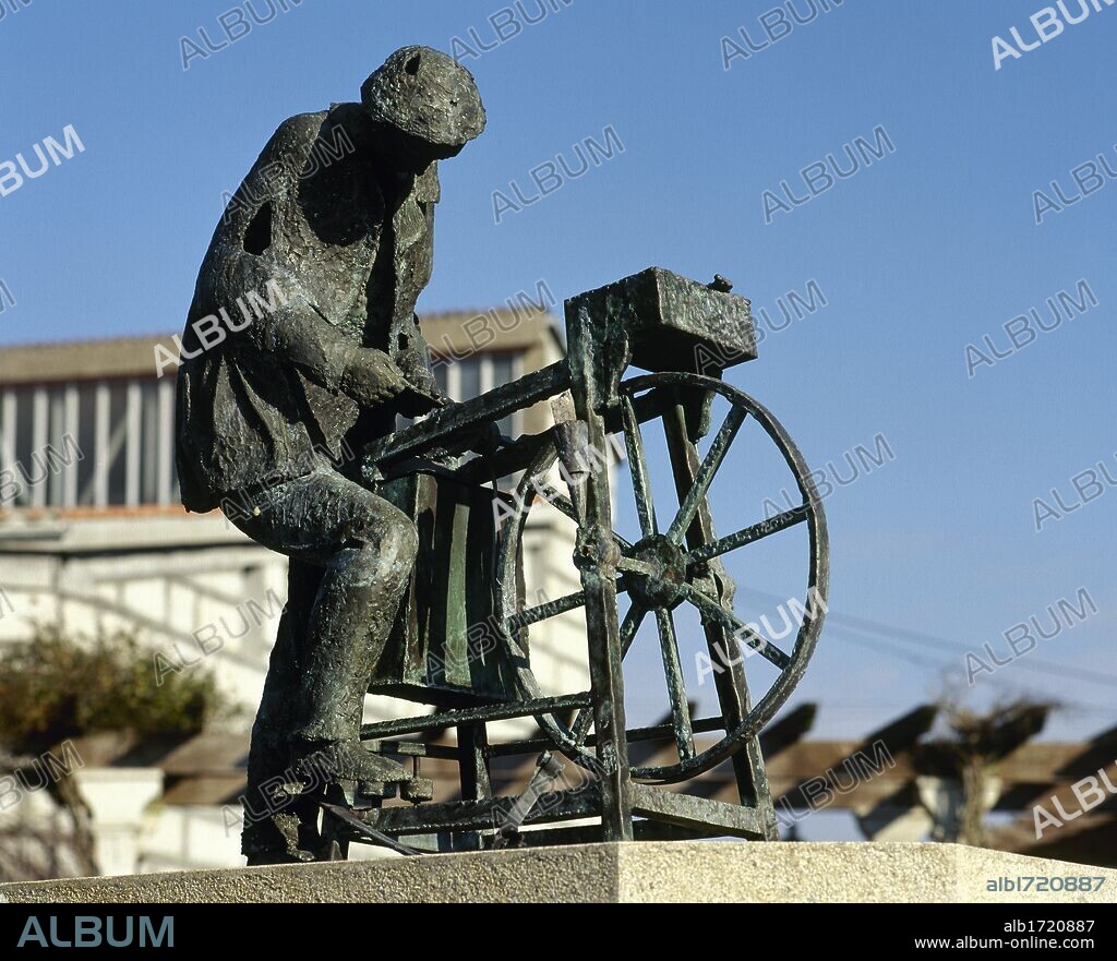 MANUEL GARCÍA DE BUCIÑOS VÁZQUEZ. Galicia. Luintra. Monumento Al Afilador, obra de Manuel García Vázquez, llamado Buciños (n.1938). Provincia de Ourense. España.
