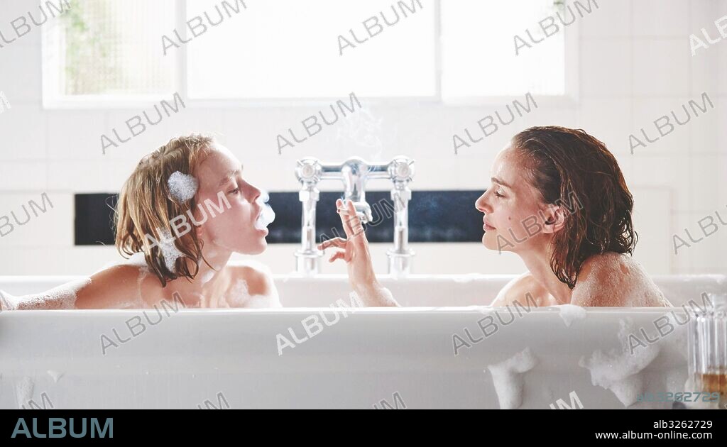 LILY-ROSE DEPP et NATALIE PORTMAN dans PLANETARIUM, 2016, réalisé par REBECCA ZLOTOWSKI. Copyright LES FILMS VELVET.