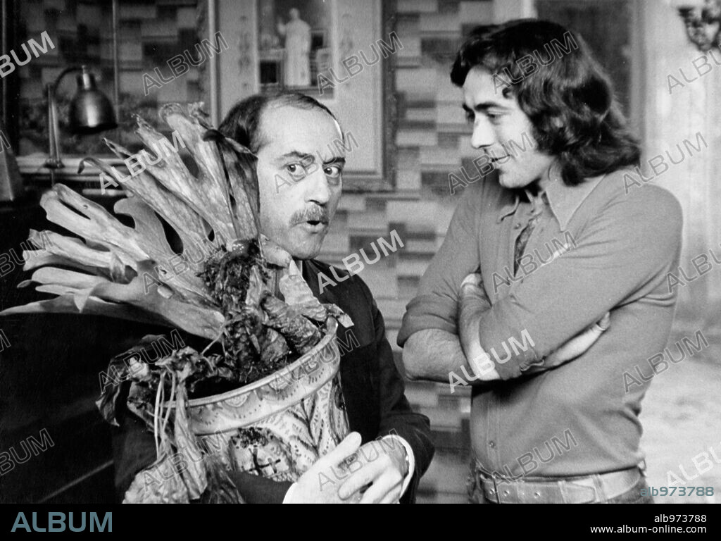 JOAN MANUEL SERRAT y JOSE LUIS LOPEZ VAZQUEZ en MI PROFESORA PARTICULAR, 1973, dirigida por JAIME CAMINO. Copyright IN-CINE, S.A.