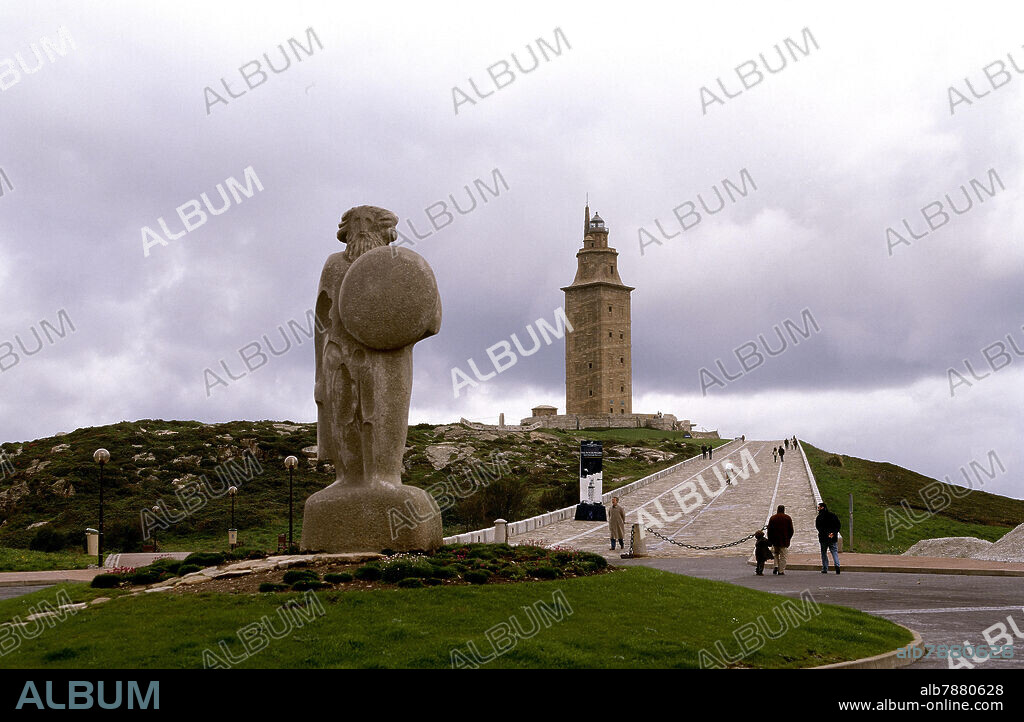 ESTATUA DE BREOGAN CON LA TORRE DE HERCULES AL FONDO.