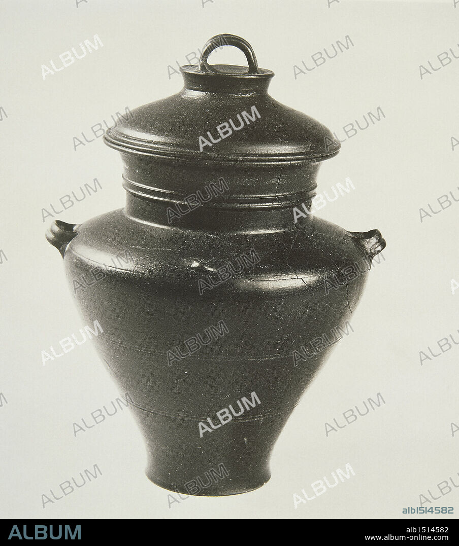 Prehistory, China, Neolithic. Longshan culture (Shandong). Black ceramic vessel with lid, 3rd millennium b.C.