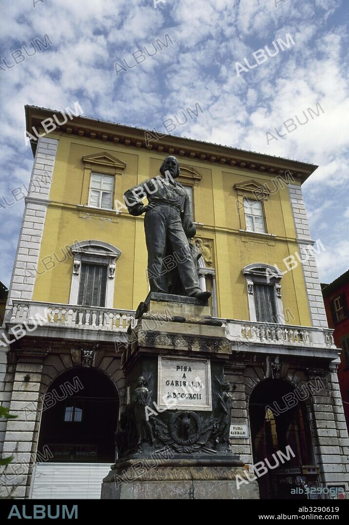 Giuseppe Garibaldi (Niza,1807-Caprera,1882). Militar y político italiano. Artífice de la unidad italiana. Luchó contra Austria, Nápoles y creó el cuerpo llamado"Camisas rojas". Monumento a Garibaldi realizado por Ettore Ferrari en 1892. Pisa. La Toscana. Italia.