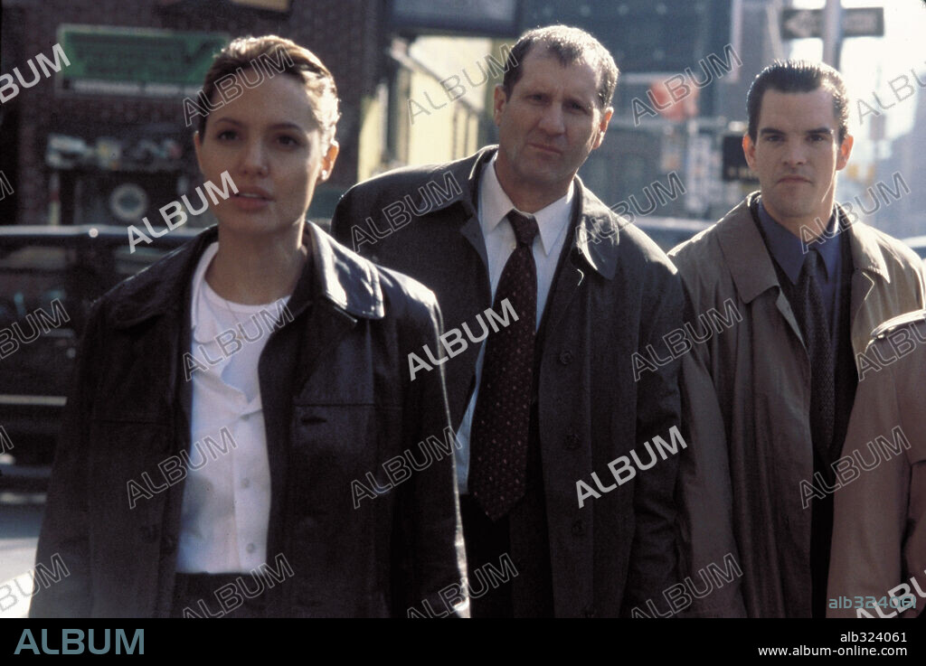 ANGELINA JOLIE, ED O'NEILL et MICHAEL MCGLONE dans THE BONE COLLECTOR, 1999, réalisé par PHILLIP NOYCE. Copyright COLUMBIA/UNIVERSAL / SEIDA, TAKASHI.