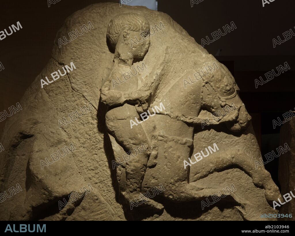 ESCULTURAS PERTENECIENTES AL FRISO DE OSUNA: GUERRERO A CABALLO CON ARCO. IBERICO.(DEPOSITO: MUSEO ARQUEOLOGICO NACIONAL).
