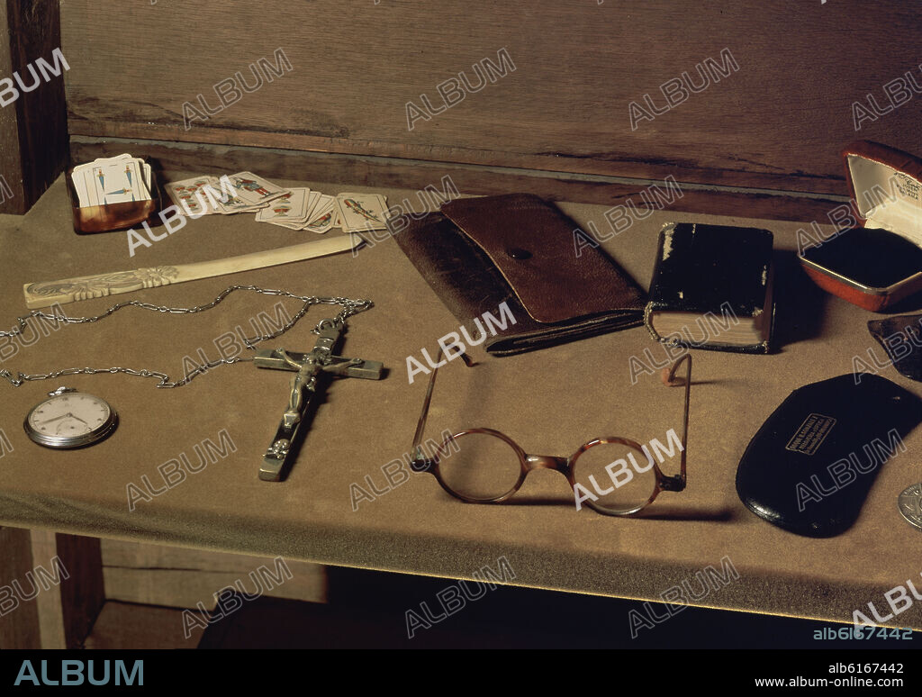 BIBLIOTECA - ENSERES PERSONALES DE UNAMUNO - CARTERA, GAFAS, RELOJ.