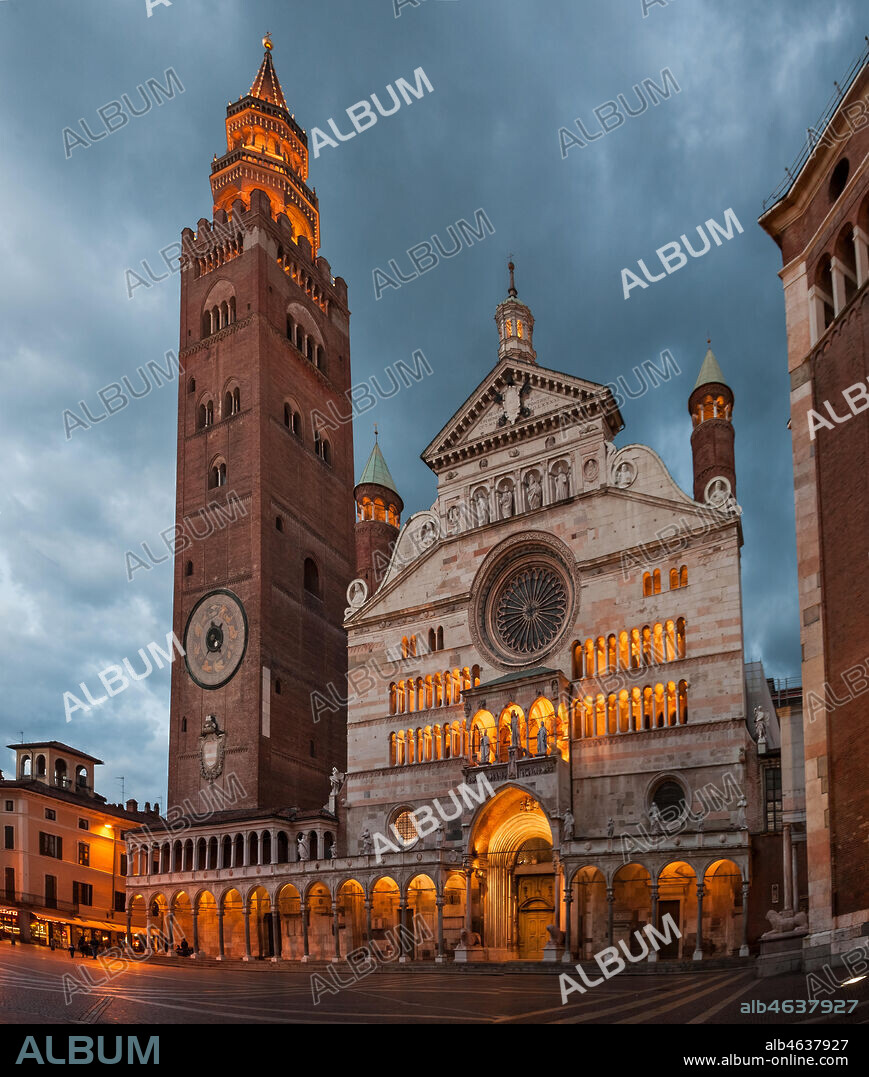 Cremona: night view of piazza del Comune with the Duomo (the Cathedral), the Torrazzo and the Baptistery.