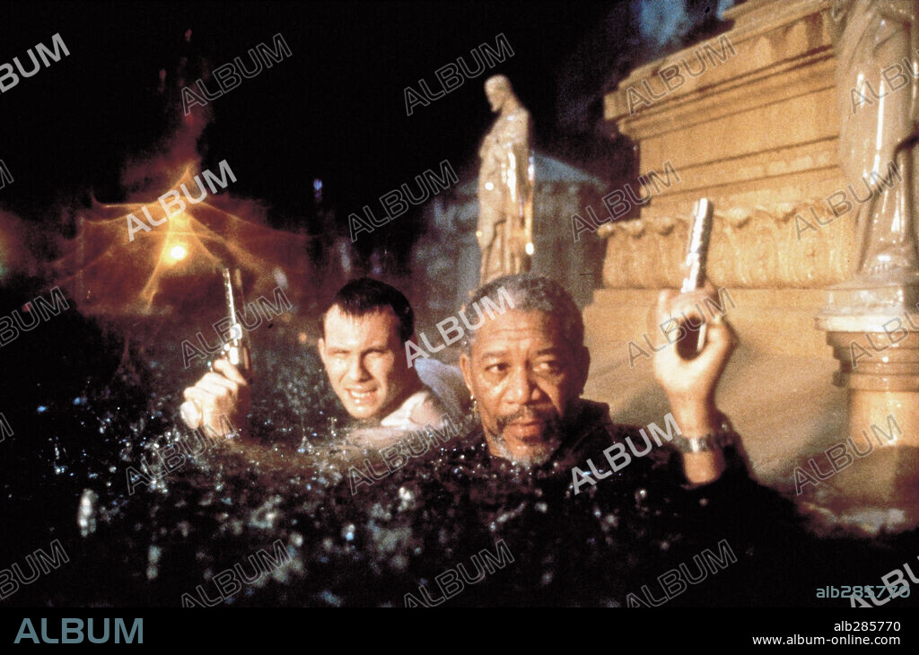 CHRISTIAN SLATER and MORGAN FREEMAN in HARD RAIN, 1998. Copyright POLYGRAM / FOREMAN, RICHARD.