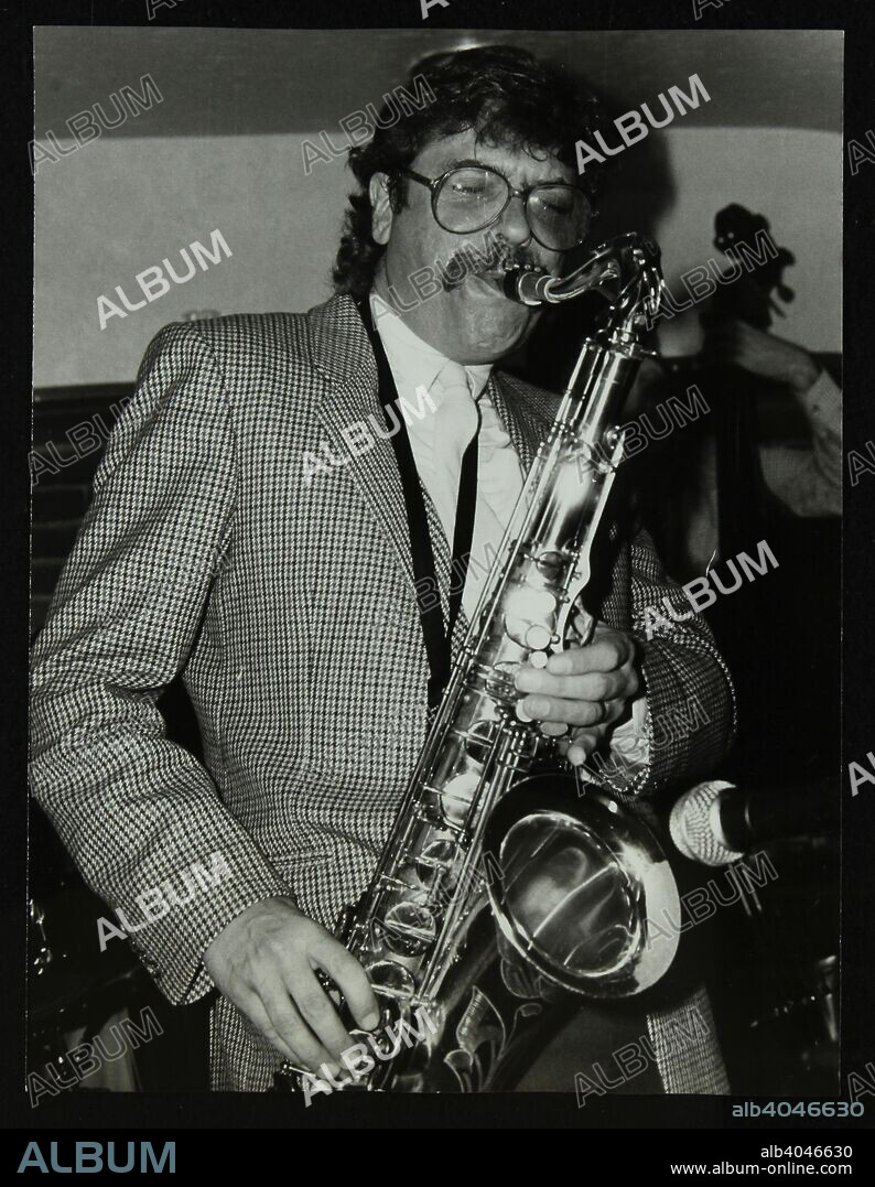Tenor saxophonist Alan Skidmore playing at The Bell, Codicote, Hertfordshire, 16 November 1986.