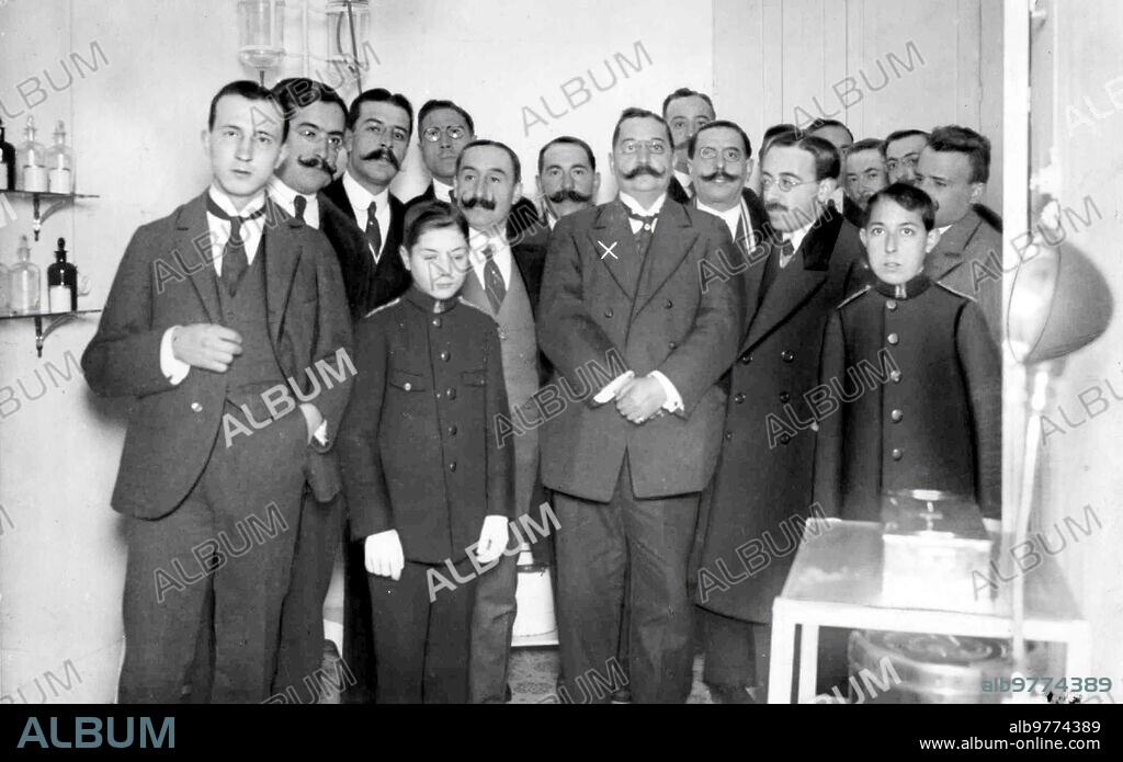 1918. En La "clínica Popular", de Madrid. El director Fundador, D. Francisco picazo Cantos (X), con el personal facultativo e Invitados, durante la inauguración de la consulta de Especialidades Establecida en la calle de la Madera, Núm. 61.