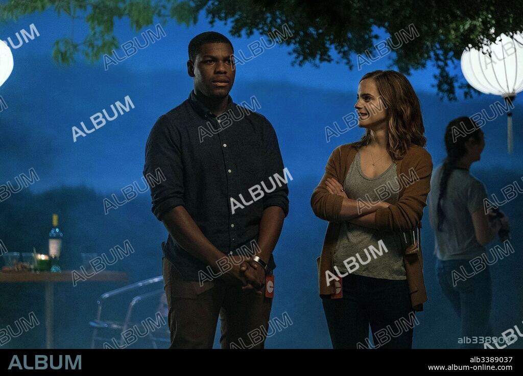 EMMA WATSON y JOHN BOYEGA en EL CÍRCULO, 2017 (THE CIRCLE), dirigida por JAMES PONSOLDT. Copyright IMAGENATION ABU DHABI FZ/LIKELY STORY/PLAYTONE.