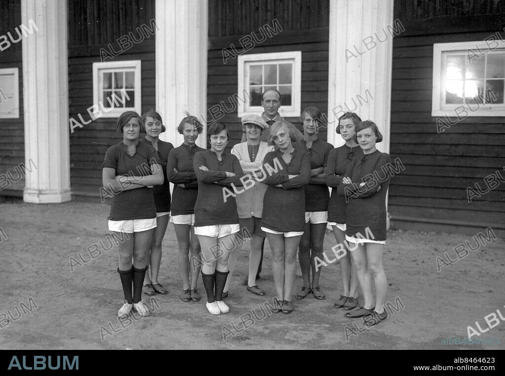 GÖTEBORG 1925-09-04.. Baletten - Folkan, Folkteatern. Bilden tagen utanför teatern och längst bak står skådespelaren Ludde Gentzel - tydligen skall de spela fotboll mot Nya teaterns balett, alltså Nyans dansare, se bild på detta. *** Local Caption *** Låda GT 1925-03 Foto: Kamerareportage / TT / Kod: 2524.
