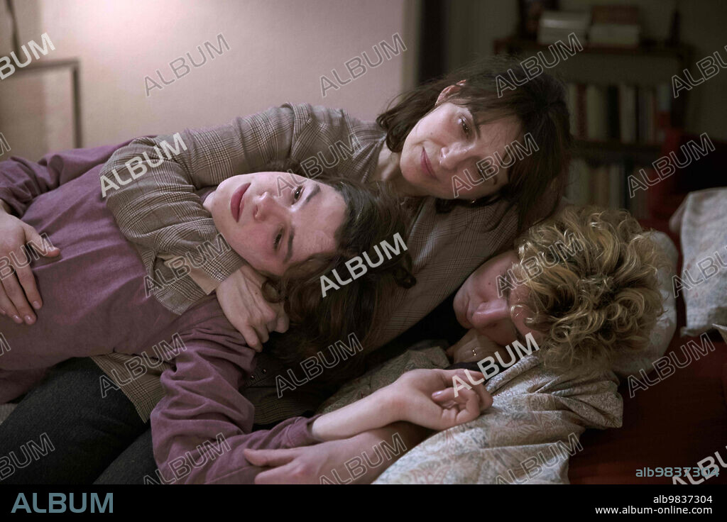 JULIETTE BINOCHE, PAUL KIRCHER and VINCENT LACOSTE in WINTER BOY, 2022 (LE LYCEEN), directed by CHRISTOPHE HONORE. Copyright Les Films Pelléas.