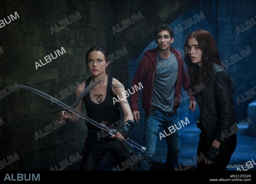 JEMIMA WEST y LILY COLLINS en CAZADORES DE SOMBRAS: CIUDAD DE HUESO, 2013 (MORTAL INSTRUMENTS, THE: CITY OF BONES), dirigida por HARALD ZWART. Copyright CONSTANTIN FILM PRODUKTION.